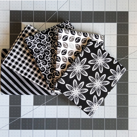Cotton Quilting Craft Fabric Fat Quarter Bundle Black White Floral Blenders 32 - Picture 7 of 7